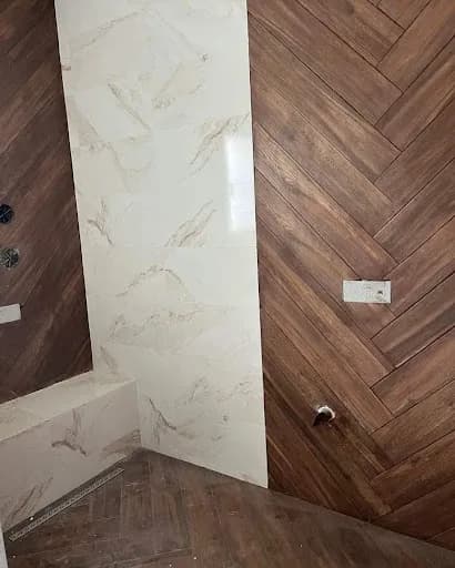 Pose de carrelage en chevron bois clair et marbre blanc