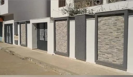 Parements en pierre naturelle artisanale sur façade extérieure