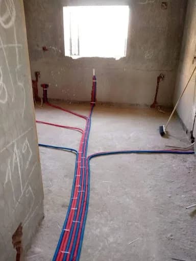 Distribution des réseaux de plomberie encastrés dans la dalle
