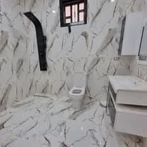 Salle de bain avec revêtement marbré intégral